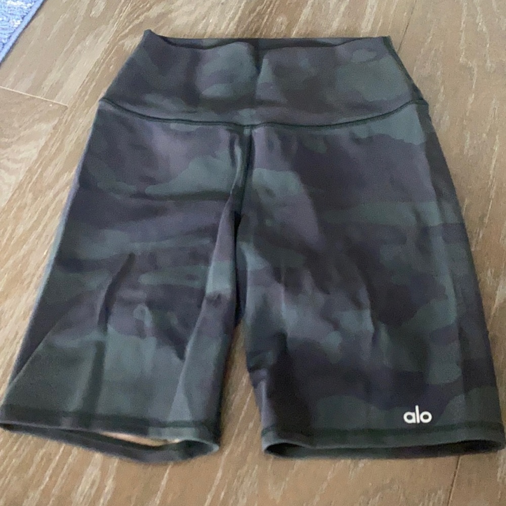 Alo yoga biker shorts vapor camo size m